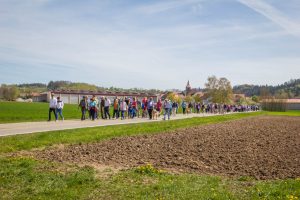 200 Menschen laufen auf der Straße zwischen Breitenau und Zumhaus beim Ostermarsch 2019