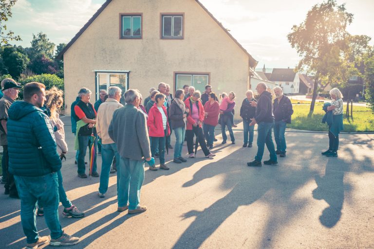 Der erste Vorstand Gerhard Binder Spricht zu den anwesenden der Schlossbergwanderung am Treffpunkt Kindergarten.