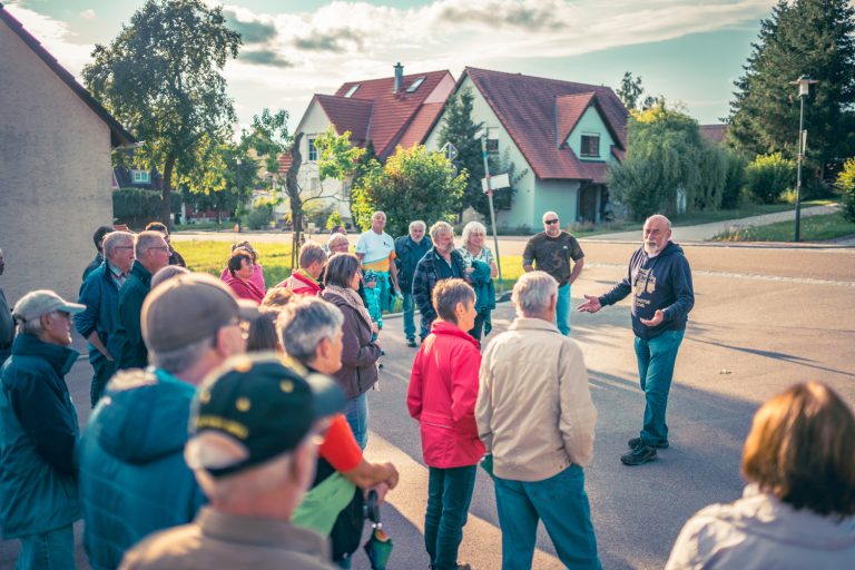 Der erste Vorstand Gerhard Binder Spricht zu den anwesenden der Schlossbergwanderung am Treffpunkt Kindergarten.