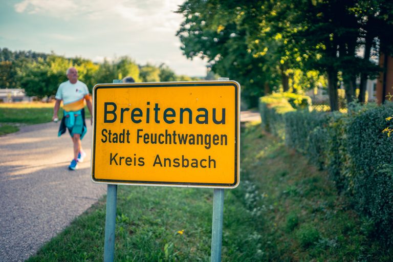 Foto vom Ortsschild Breitenau am Feuerwehr Gerätehaus